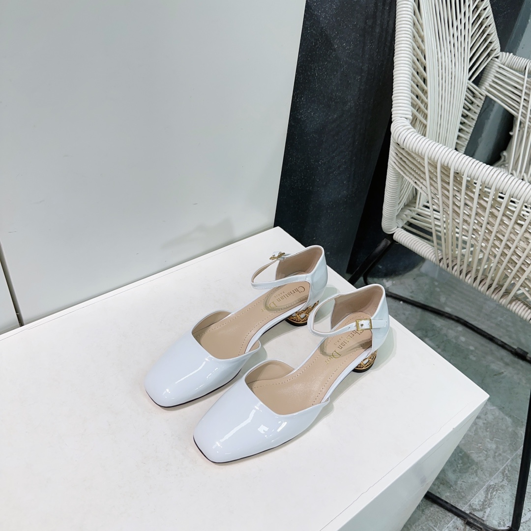 NO:236827,High quality!  Top quality Dior 25 spring and summer show new Roman metal heel round-toe hollow sandals series new arrival~ Simple cross upper shape matches D's latest metal heel for embellishment!  Cute and playful, age-reducing without losing the sense of high-end ~ The rich girl feels like sheepskin~ The feet are super beautiful~ The elegant temperament is a must-have item for exquisite fairies. The upper is imported soft calf patent leather, inner foot padded sheepskin imported from Italy. Heel height: about 3cm. Size 34-42 (34 40 41 42 custom-made, non-return and exchange) with original packaging, high heels, dior, dior, dior, sandals, high heels, sheepskin, Leather soles19860909高品质！顶级品质Dior 迪奥25春夏走秀新款罗马金属跟圆头中空凉鞋系列new arrival～简易交叉鞋面造型搭配D家最新金属跟饰以点缀！ 可爱俏皮减龄又不失高级感～富家千金即视感～ 上脚超美～尽显优雅气质 精致小仙女必入单品 鞋面采用进口软小牛漆皮 内里垫脚羊皮 意大利进口原色真皮大底 跟高:约3cm 码数34-42（34 40 41 42定制不退换）配原版包装,高跟鞋,dior,dior,dior,sandals,high heels,sheepskin,Leather soles,Women's Shoes