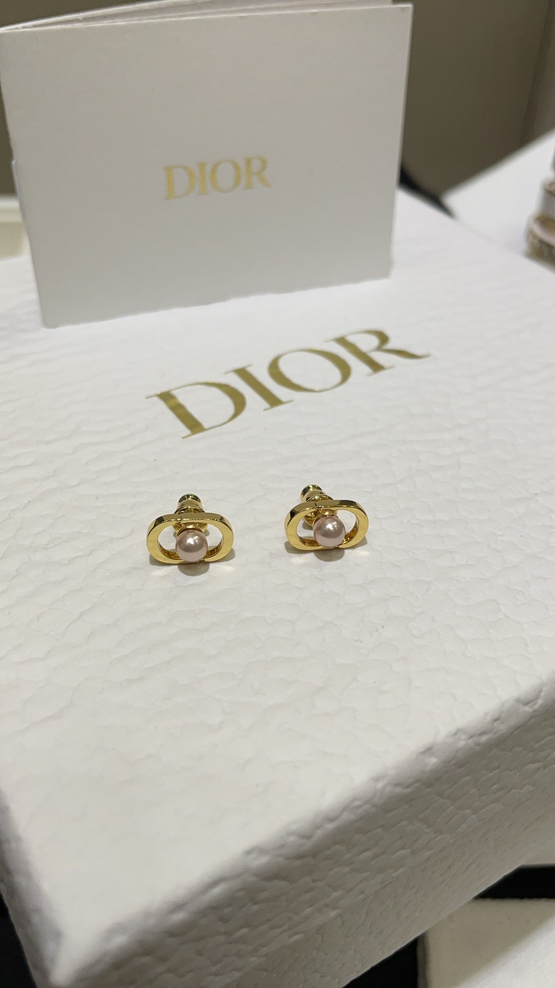 NO:633763,88160 arrived today. Basic model. New golden CD letter pink pearl earrings. Classic CD letters are decorated with a single pink pearl in the middle. Casual and elegant, it is very recognizable and eye-catching. It is exquisite and cute when worn on the upper ear. The basic model is versatile and not picky. z consistent brass material, Cartier high-end jewelry1986090988160今日到货 基础款 新款金色CD字母粉色珍珠耳钉 经典CD字母中间装饰单颗粉色珍珠 休闲贵气感get 很有辨识度又吸睛 佩戴上耳精致可爱 基础款百搭不挑人 z一致黄铜材质,,卡迪亚高端饰品,Jewelry