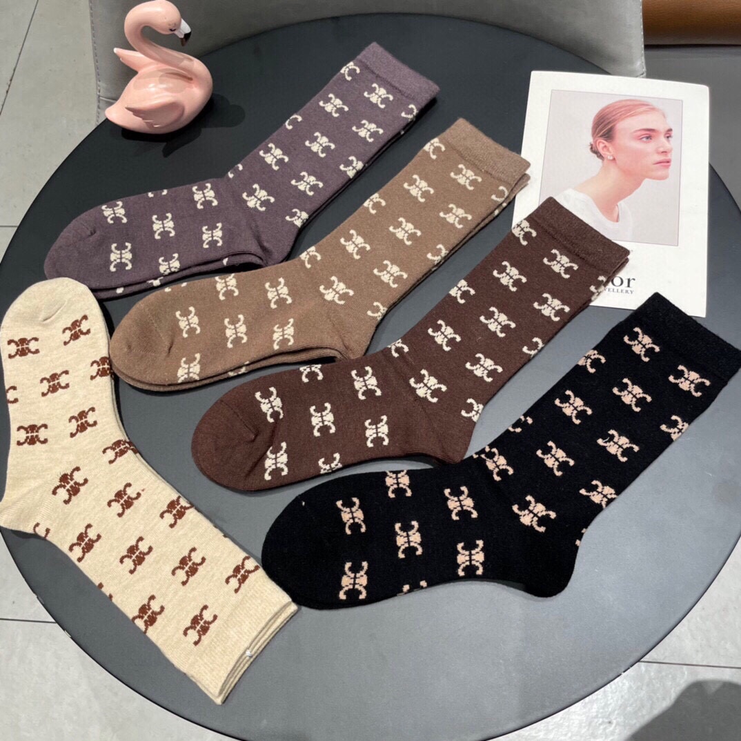 New Socks 2024 Release for Celine: Red Money and Big Card on the Street - 图片 2