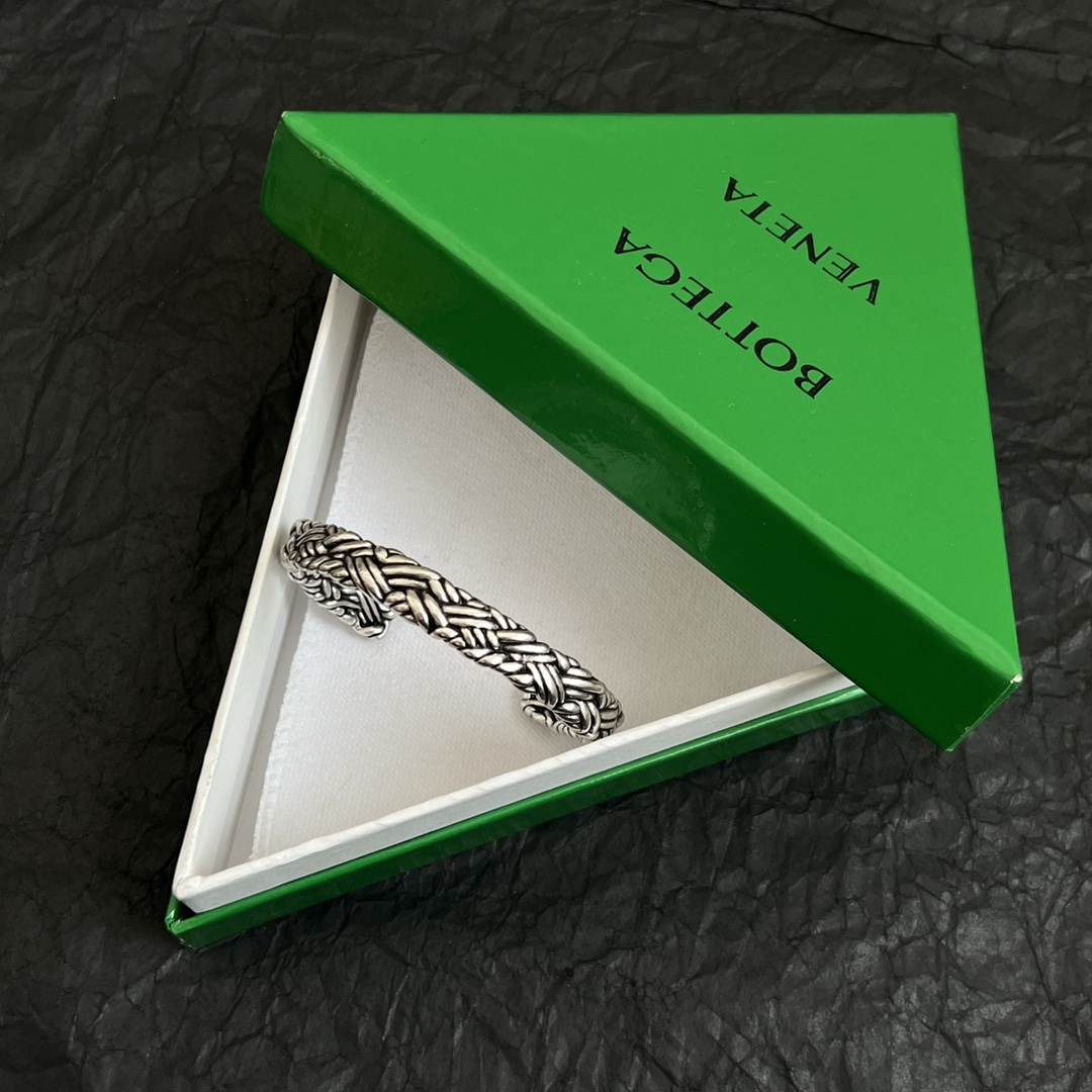 “New Bottega Veneta BV Metal Bracelets: Amazing Design for French Grace” - 图片 4