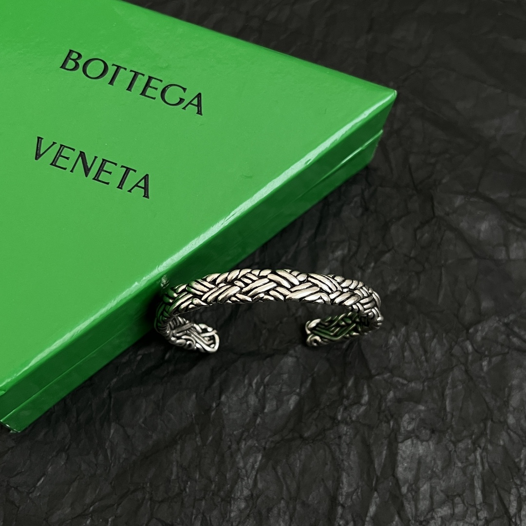 “New Bottega Veneta BV Metal Bracelets: Amazing Design for French Grace” - 图片 5