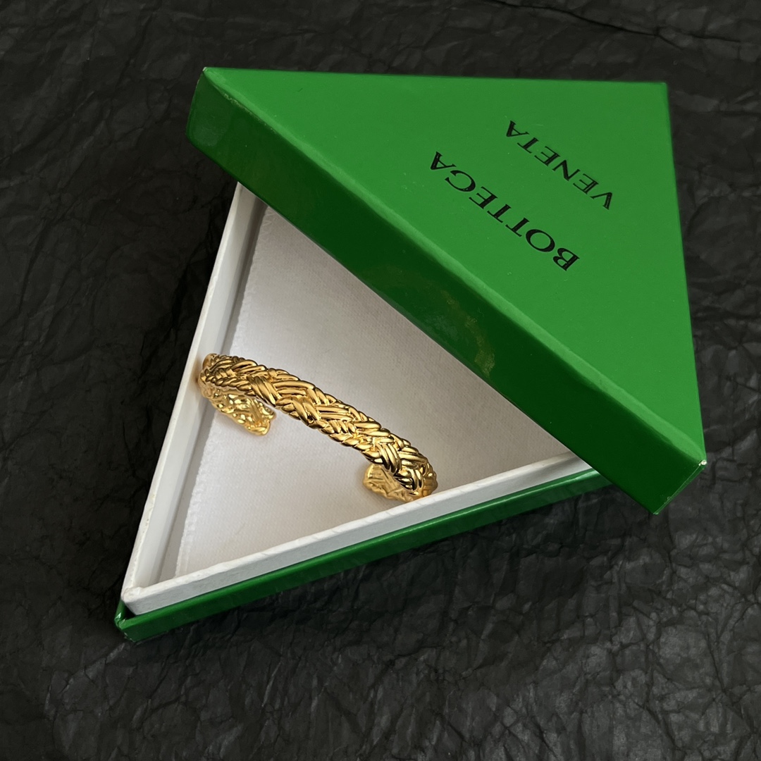 “New Bottega Veneta Metal Bracelets: Amazing Design for Fashionable Confidence” - 图片 7