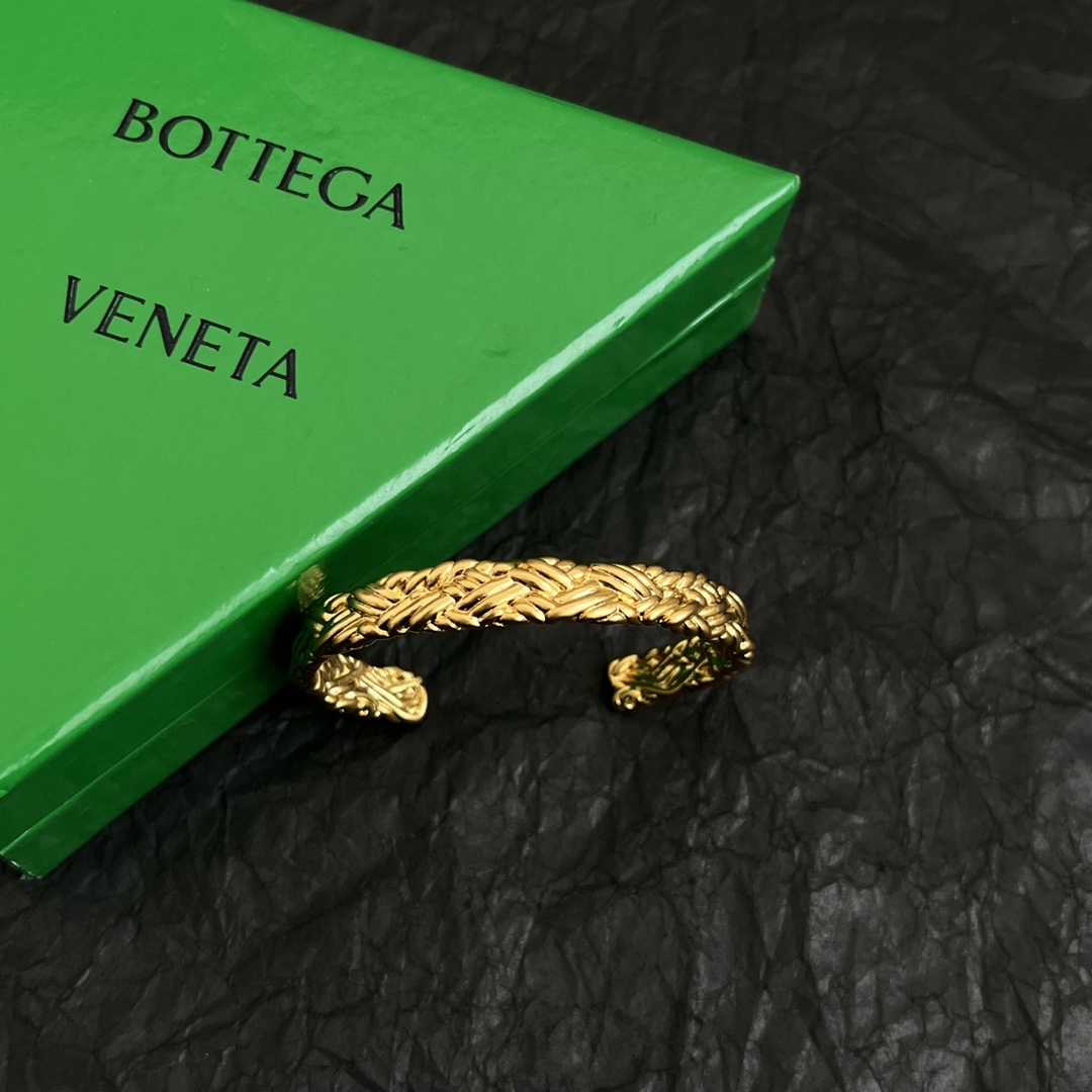 “New Bottega Veneta Metal Bracelets: Amazing Design for Fashionable Confidence” - 图片 8