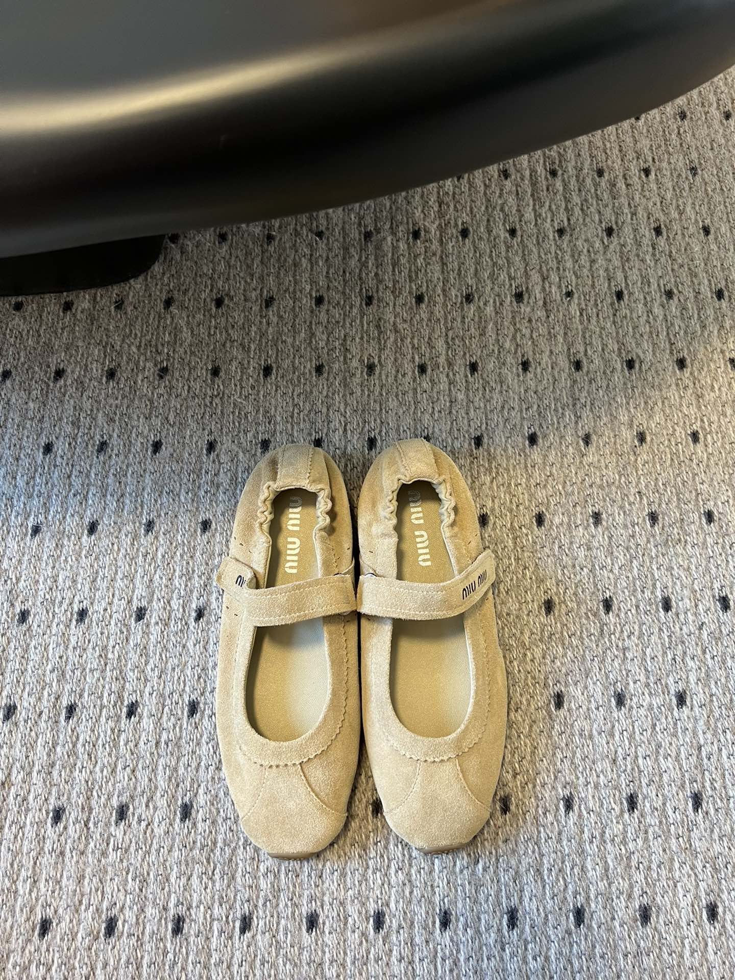 NO:237687,MiuMiu 25ss early spring new model, new style of show-up lazy shoes, Mary Jane ballet shoes, official spring and summer new style, fashionable and versatile, salty and sweet, and not polished at all. Whether worn barefoot or socks, it will reduce age and be super invincible and versatile!  Custom imported high mercerized beef velvet inner foot pad sheepskin sole original rubber outsole Size# 35-39 (40.41 custom made without return), ballet shoes, miumiu, mary jane, sheepskin, socks19860909MiuMiu 缪缪 25ss早春新款 走秀新款一脚蹬懒人鞋玛丽珍芭蕾舞鞋 官方春夏走秀新款,时髦百搭·即可咸又可甜·一点也不磨脚 无论光脚穿还是搭配袜子穿都超级减龄 超级无敌百搭！ 鞋面定制进口高丝光牛反绒 内里垫脚羊皮 鞋底原版橡胶大底 Size# 35-39（40.41订做不退换）,芭蕾舞鞋,miumiu,mary jane,sheepskin,socks,Women's Shoes