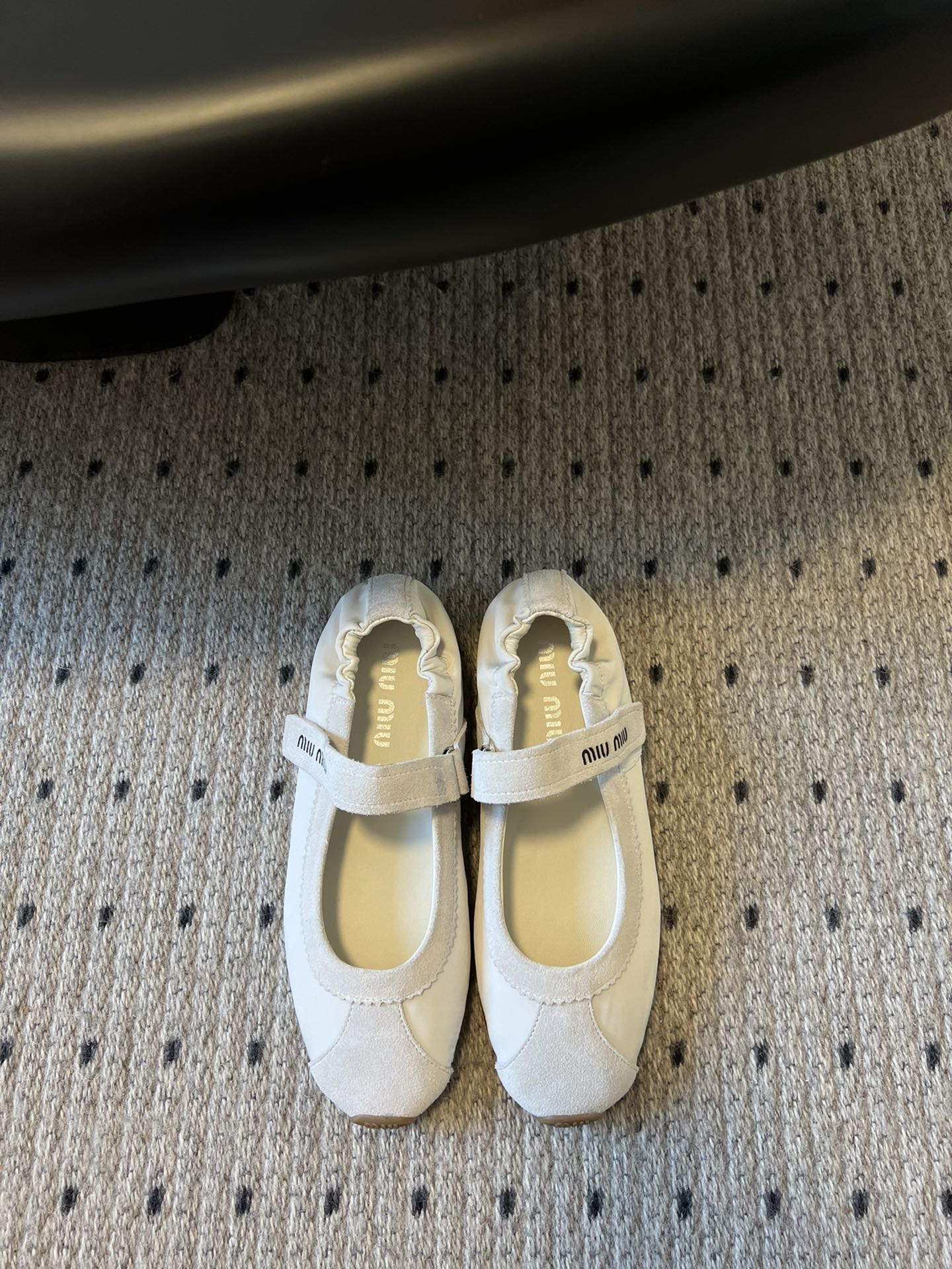 NO:234339,Purchase grade MiuMiu 25ss early spring new model, new style of show-up lazy shoes, Marie Jane ballet shoes, official spring and summer new style, fashionable and versatile, salty and sweet, and not polished at all. Whether worn barefoot or socks, it will reduce age and be super invincible and versatile!  Custom imported high mercerized beef velvet inner foot pad sheepskin sole original rubber outsole Size# 35-39 (40.41 custom made without return), ballet shoes, miumiu, mary jane, sheepskin, socks19860909代购级 MiuMiu 缪缪 25ss早春新款 走秀新款一脚蹬懒人鞋玛丽珍芭蕾舞鞋 官方春夏走秀新款,时髦百搭·即可咸又可甜·一点也不磨脚 无论光脚穿还是搭配袜子穿都超级减龄 超级无敌百搭！ 鞋面定制进口高丝光牛反绒 内里垫脚羊皮 鞋底原版橡胶大底 Size# 35-39（40.41订做不退换）,芭蕾舞鞋,miumiu,mary jane,sheepskin,socks,Women's Shoes