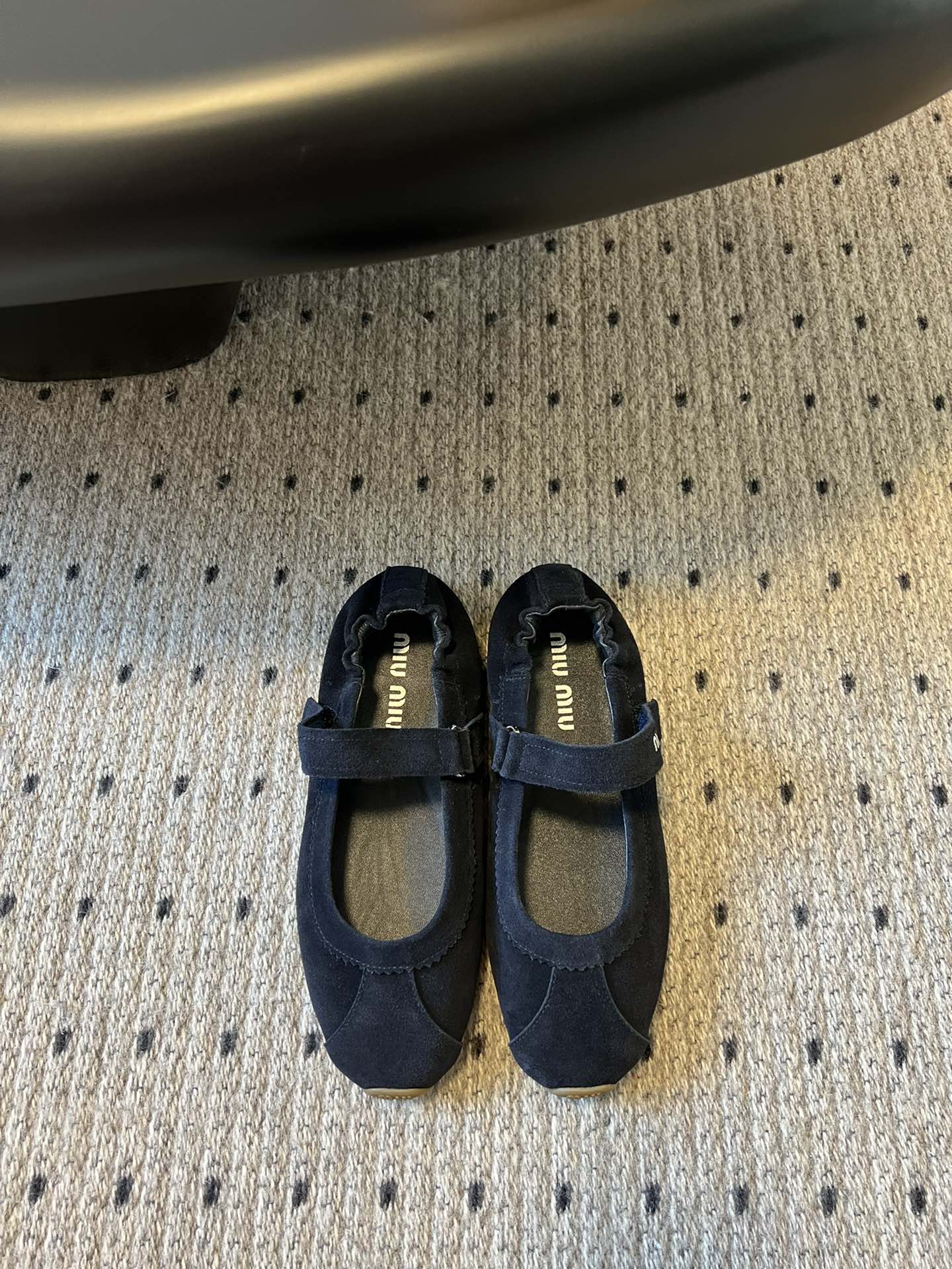 NO:237688,Purchase grade MiuMiu 25ss early spring new model, new style of show-up lazy shoes, Marie Jane ballet shoes, official spring and summer new style, fashionable and versatile, salty and sweet, and not polished at all. Whether worn barefoot or socks, it will reduce age and be super invincible and versatile!  Custom imported high mercerized beef velvet inner foot pad sheepskin sole original rubber outsole Size# 35-39 (40.41 custom made without return), ballet shoes, miumiu, mary jane, sheepskin, socks19860909代购级 MiuMiu 缪缪 25ss早春新款 走秀新款一脚蹬懒人鞋玛丽珍芭蕾舞鞋 官方春夏走秀新款,时髦百搭·即可咸又可甜·一点也不磨脚 无论光脚穿还是搭配袜子穿都超级减龄 超级无敌百搭！ 鞋面定制进口高丝光牛反绒 内里垫脚羊皮 鞋底原版橡胶大底 Size# 35-39（40.41订做不退换）,芭蕾舞鞋,miumiu,mary jane,sheepskin,socks,Women's Shoes