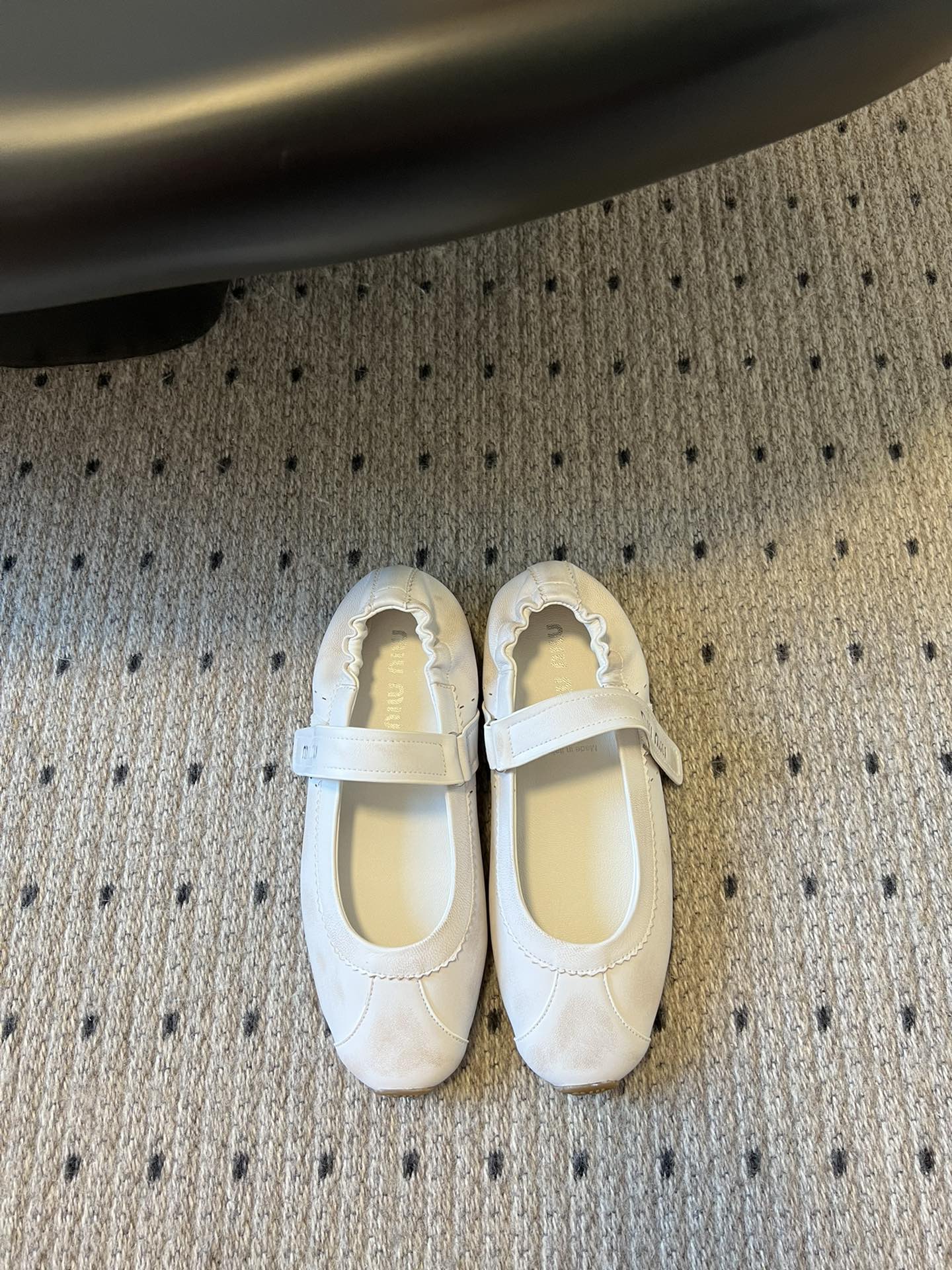 NO:237690,Purchase grade MiuMiu 25ss early spring new model, new style of show-up lazy shoes, Marie Jane ballet shoes, official spring and summer new style, fashionable and versatile, salty and sweet, and not polished at all. Whether worn barefoot or socks, it will reduce age and be super invincible and versatile!  Custom imported high mercerized beef velvet inner foot pad sheepskin sole original rubber outsole Size# 35-39 (40.41 custom made without return), ballet shoes, miumiu, mary jane, sheepskin, socks19860909代购级 MiuMiu 缪缪 25ss早春新款 走秀新款一脚蹬懒人鞋玛丽珍芭蕾舞鞋 官方春夏走秀新款,时髦百搭·即可咸又可甜·一点也不磨脚 无论光脚穿还是搭配袜子穿都超级减龄 超级无敌百搭！ 鞋面定制进口高丝光牛反绒 内里垫脚羊皮 鞋底原版橡胶大底 Size# 35-39（40.41订做不退换）,芭蕾舞鞋,miumiu,mary jane,sheepskin,socks,Women's Shoes