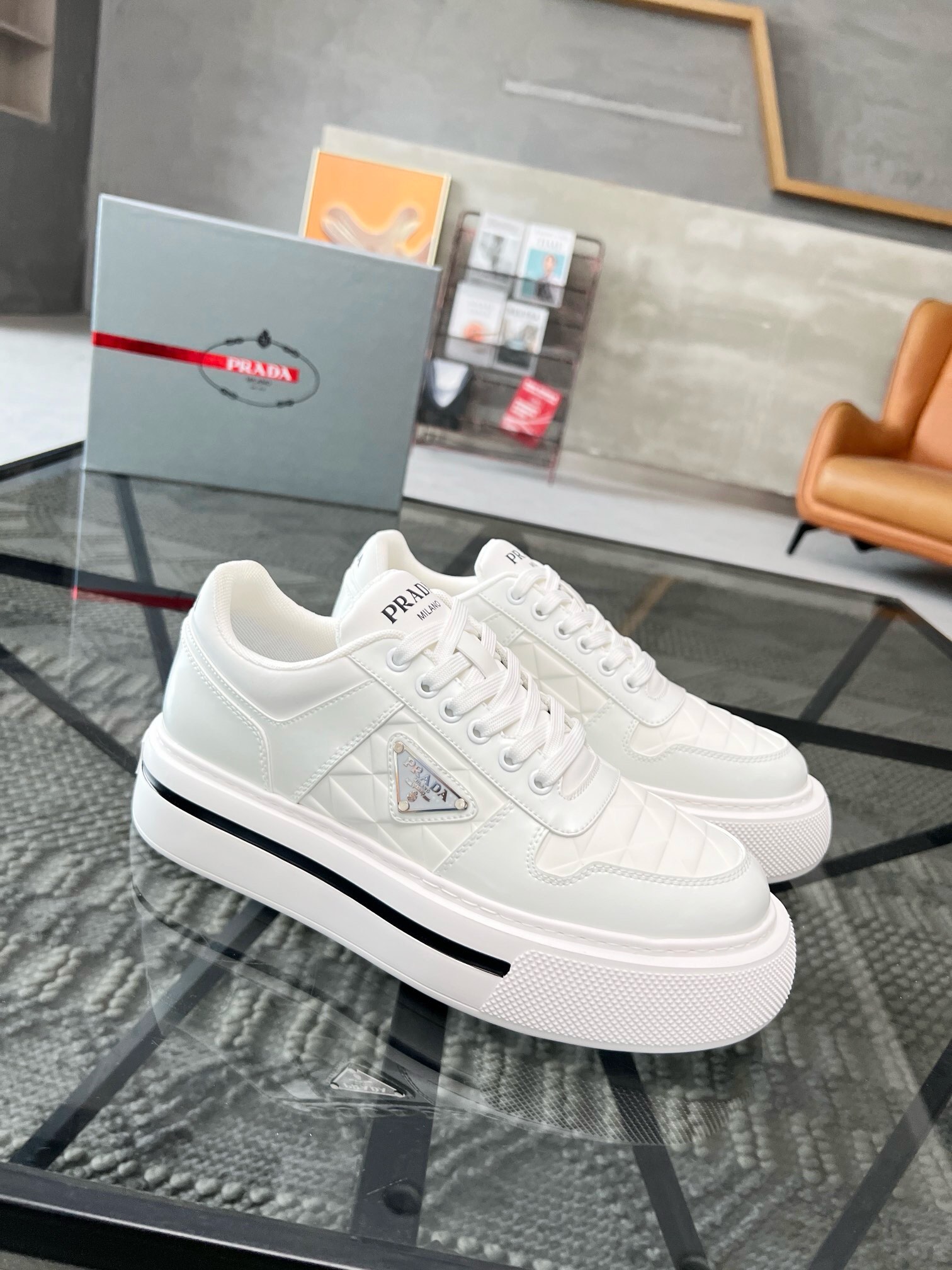 NO:221620,Brand P R A D A Color Original Color Pair Number 39-44 Customized 38.45 Price Material Prada New Product Original Single-Custom Low-top Casual Sports Shoes!  The upper is made of original cowhide with mesh lining. The original molded sole of cowhide is made of high quality, worth owning. Prada, prada, sneakers, cowhide19860909品牌P R A D A 颜色原版配色 码数39-44定做38.45 价格 材质普拉达新品原单货低帮休闲运动鞋！鞋面采用原版牛皮搭配网布内里 牛皮垫脚原版开模大底、高品质值得拥有,普拉达,prada,sneakers,cowhide,Men's shoes