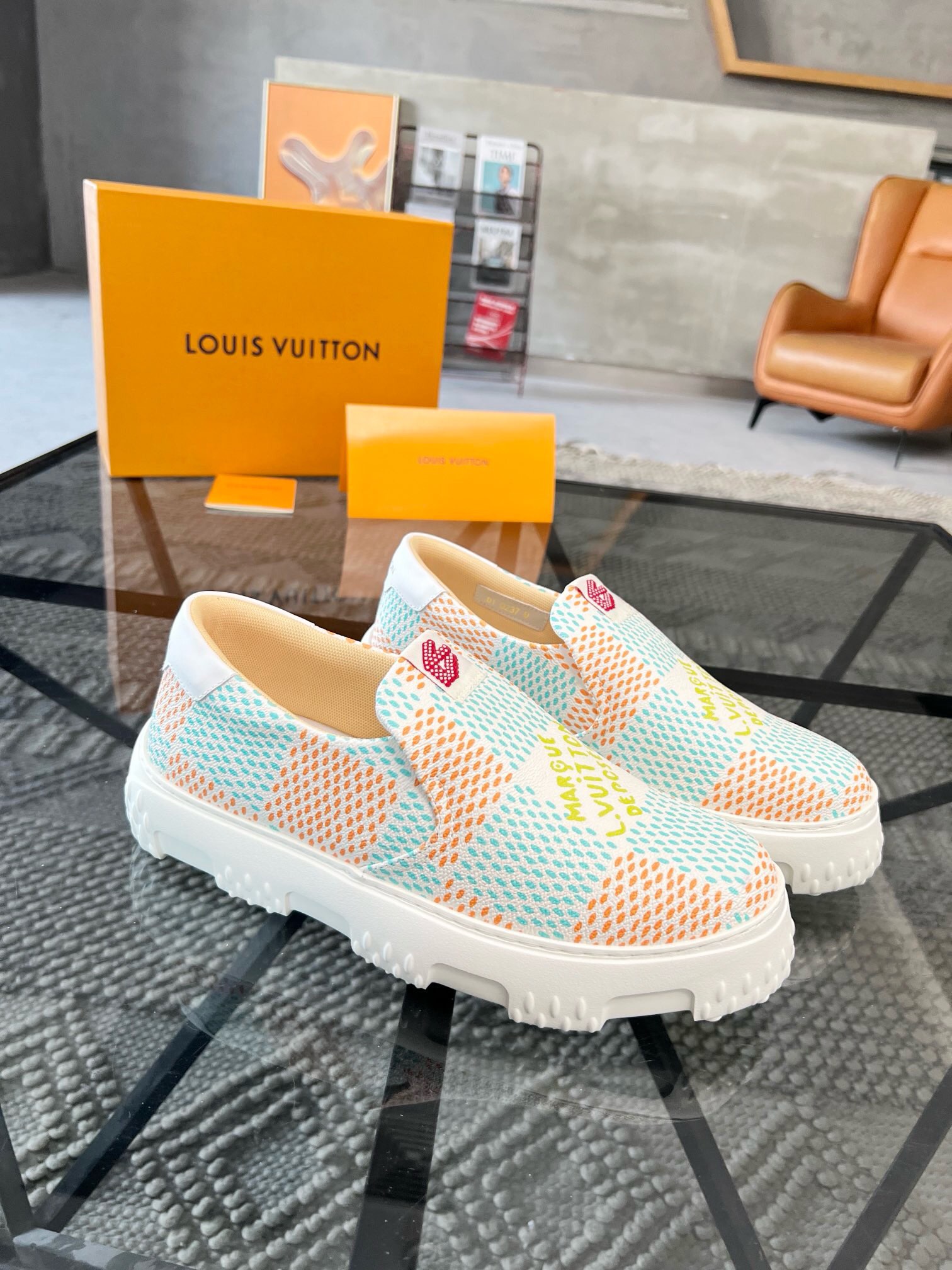 NO:220901,Brand LOUIS VUITTON original color matching code number 39-44 customized 38.45 price material Louis Vuitton new foot cover casual shoes!  Original single-quality Labon craft upper is made of soft cowhide material mesh cloth inner lining style. Simple and atmospheric original ultra-light sole, Louis Vuitton, louis vuitton, louis vuitton, cowhide19860909品牌LOUIS VUITTON 颜色原版配色 码数39-44定做38.45 价格 材质路易威登 新款套脚 休闲鞋！原单品质拉邦工艺鞋面采用柔软牛皮材质网布内里版型时尚 简单大气原版超轻大底,路易威登,louis vuitton,louis vuitton,cowhide,Men's shoes