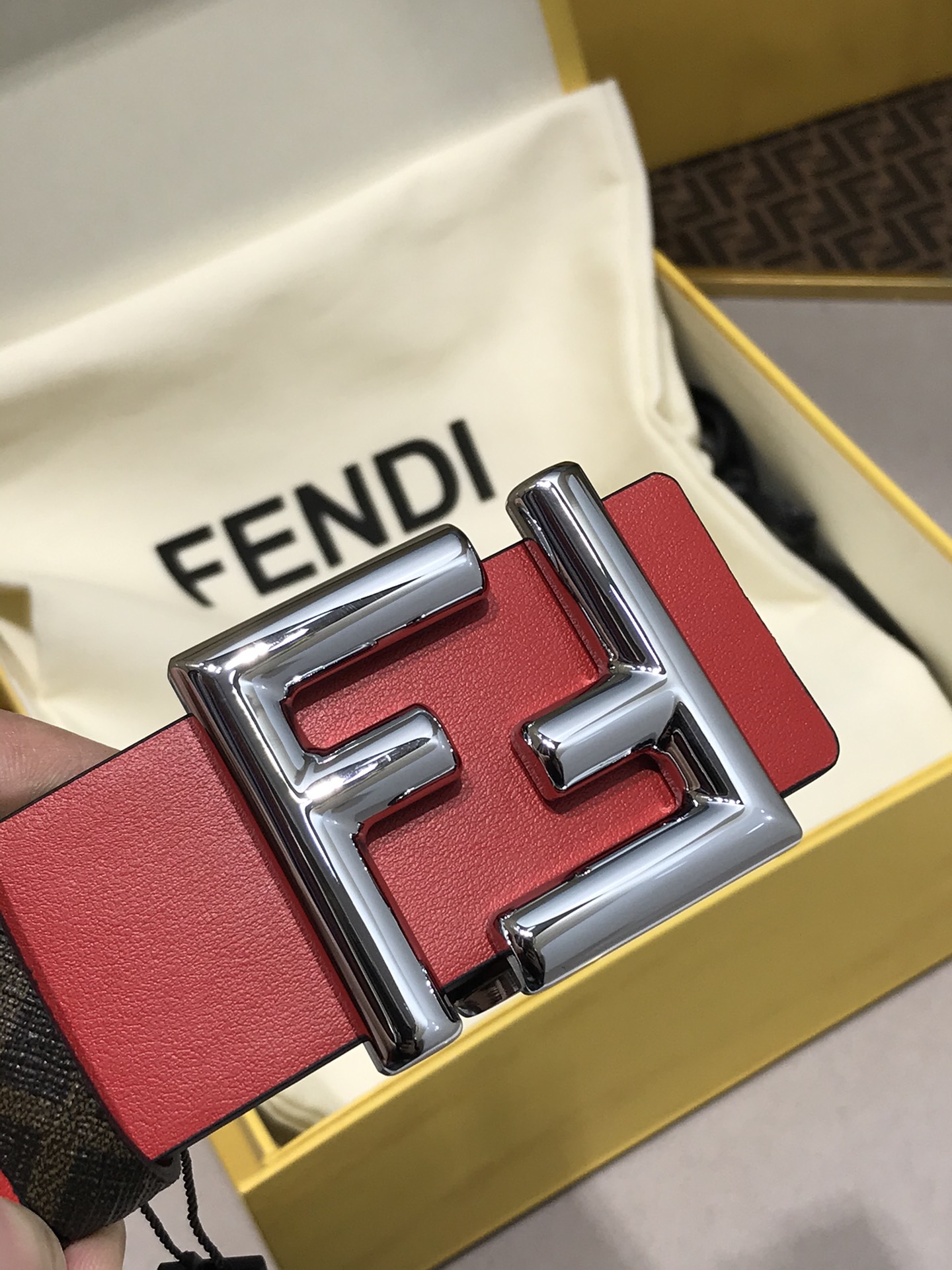p210 顶级品质🎁配全套包装 新款 FD 宽38 MM 支持NFC 芯片扫描,标志造型皮带,原版F圆柱铆钉扣,进口原版小牛纹配原版3D打印老花制成,手感柔软,镀金表面金属制品,品质保证,细节 非市场通货!