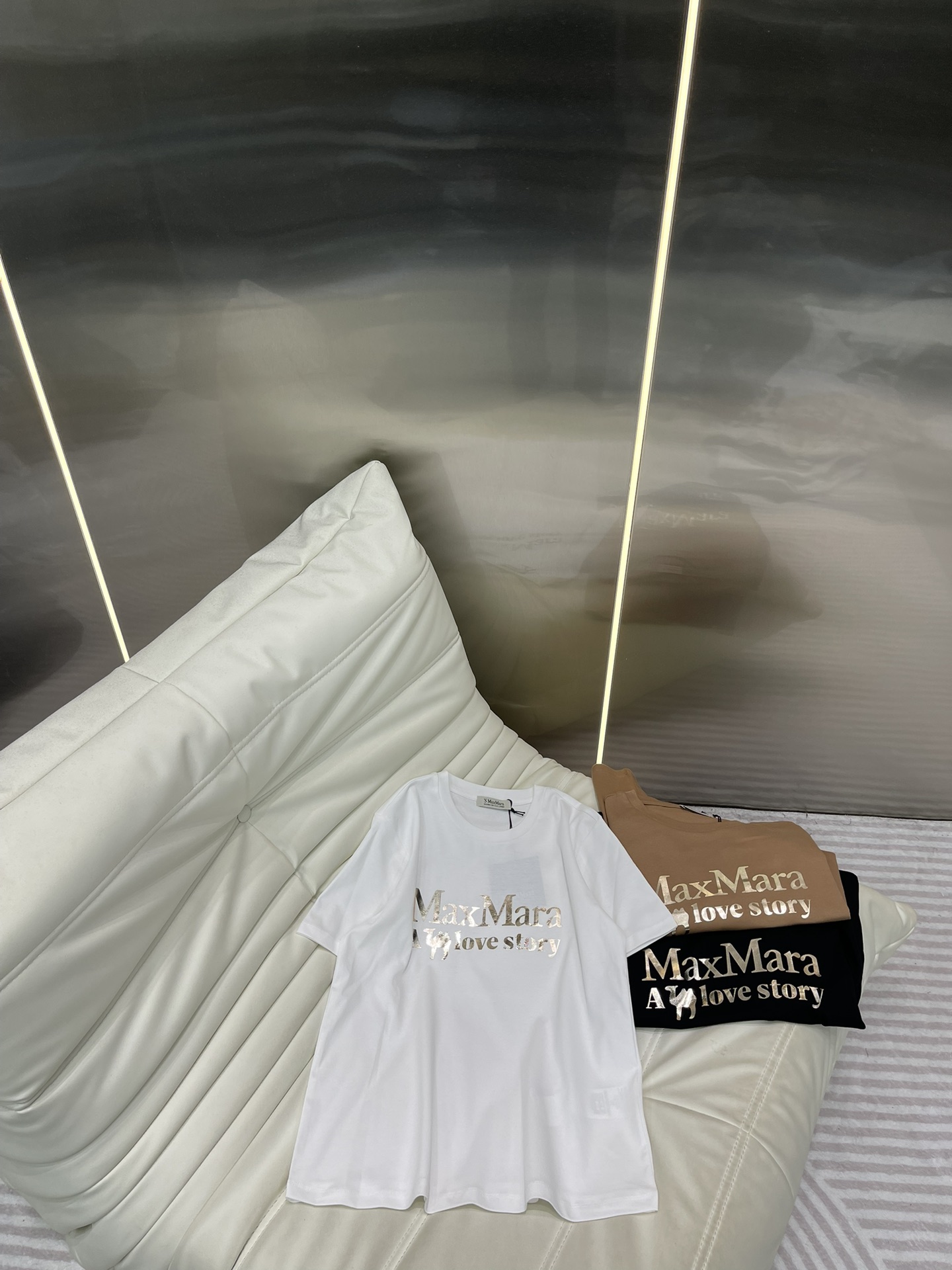 NO:315464,Max mara*25 spring and summer new hot gold letter printed round neck short-sleeved T-shirt custom YB twill cotton material breathable and comfortable, full texture. Regular short-sleeved T-shirt cut highlights the brand style. Made of gram-weight pure cotton, slightly elastic, and gives a slim visual effect. Printing on the chest outlines the brand words and personality slogan full of design texture. Classic black, white and brown are available to highlight high-end style. The inner wear is brilliant and fashionable. SML, T-shirt,tees, t-shirt,alexander wang19860909Max mara*25春夏新款烫金字母印花圆领短袖T恤 定制YB斜纹全棉材质 透气舒适 质感十足 常规短袖T恤裁剪 凸显品牌格调 采用克重纯棉制成 略带有弹力 呈现显瘦视觉效果 胸前以印花工艺勾勒出品牌字样和个性slogan 充满设计质感 经典黑白棕可选 彰显高级格调 单穿内搭都出彩时髦 SML,,T-shirt,tees，t-shirt,alexander wang,Women's clothing