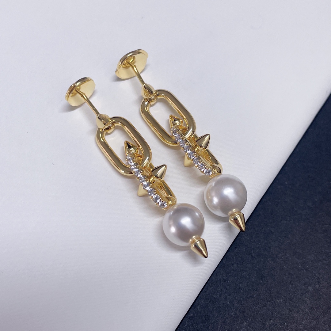 NO:669524,The new design of the Tiff*ny T & Fei Dong joint series incorporates pearls, which instantly neutralizes the spiked shape in this series, giving it a soft and gentle sense of strength!  ,,Cardia high-end jewelry19860909Tiff*ny T &菲董联名系列 新的设计融入了珍珠一下子就中和了这个系列里的尖刺造型, 有一种柔美温柔的力量感！,,卡迪亚高端饰品,Jewelry