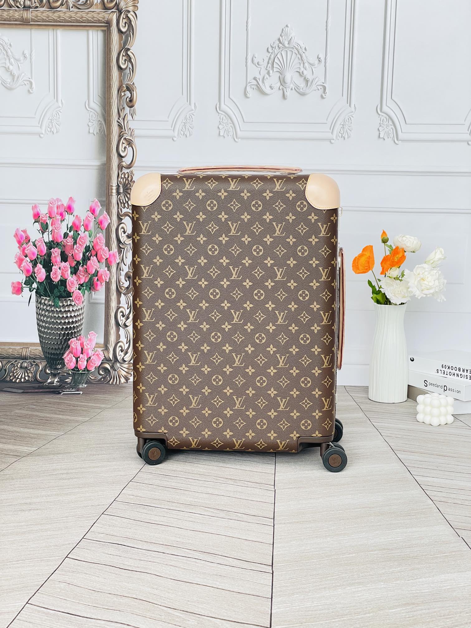 NO:269907,I always want to have it, not suppress my own likes!  Fan Bingbing’s same style, L..V donkey brand wide trolley zipper box suitcase, HORIZON four-wheel trolley case!  Very expensive, but very good!  A person’s taste and quality can be reflected in one box!  Classic floral materials, various personalized custom patterns!  【Exclusive real shots, classic presbyterian, new Horizon trolley case innovates Louis Vuitton’s legendary classic with unique creativity, and is an iconic Monogram canvas embellishing travel patches, traces the design style of the brand’s traditional suitcase. Leather corner protection and super large external trolley enrich smart details to create an elegant and practical travel companion. Detailed features 38 x 23×55cm (length × width × height) manual measurement 1-2cm error,,louis vuitton,louis vuitton19860909从来都是想如何拥有,而不是压制自己的喜欢！ 范冰冰同款,L..V 驴牌宽拉杆拉链箱行李箱,HORIZON 四轮拉杆箱！小贵,但很好！一个人的品味和素质,一个拉箱便能体现！经典花料 各种个性化定制图案！【独家实拍 经典老花 全新 Horizon 拉杆箱以个性创意革新路易威登的传奇经典,为标志性 Monogram 帆布点缀旅行贴饰,追溯品牌传统行李箱的设计风尚.皮革边角保护和超大外置拉杆丰富智慧细节,打造优雅且实用的旅行伴侣. 详细特征38 x 23×55cm（长×宽×高）人工测量1-2cm误差,,louis vuitton,louis vuitton,luggage
