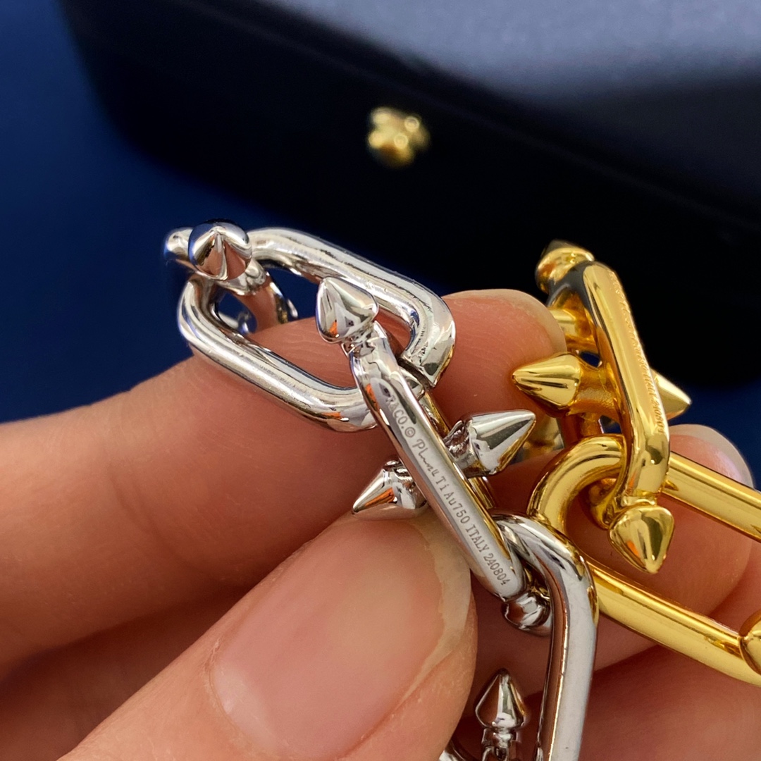 Tiffany & Co. 光面手链Tiffany蒂芙尼TFN新款欧美 个性光面铆钉环环相扣手链 黄铜材料电镀18K金 2个色：金色 银色