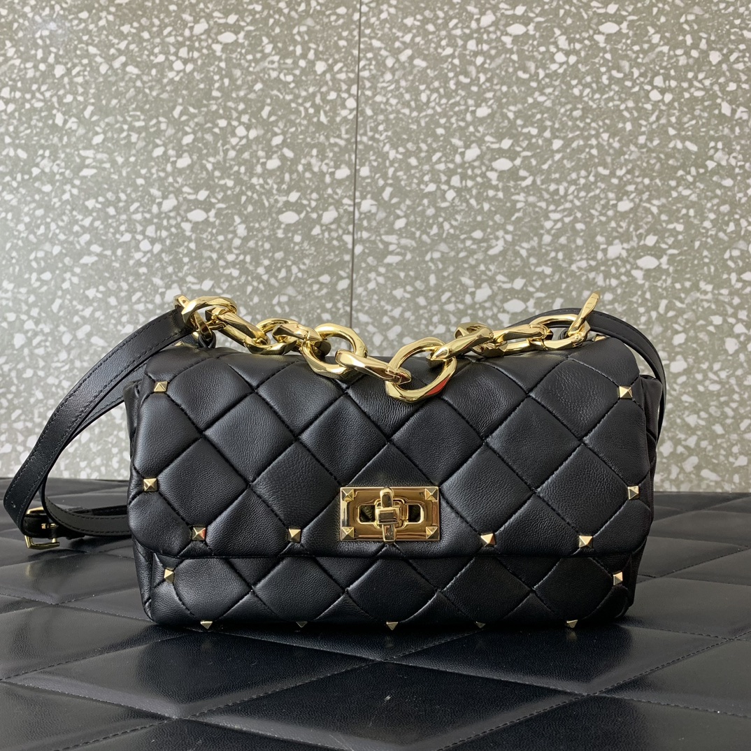 NO:187325,Superior version Original leather Va Women's ROCKSTUD SPIKE handbag, leather splicing and stitching are decorated with small rivets. Extra large chain decoration. Thanks to removable leather shoulder straps, can be carried, shoulder and crossbody. -Gold rivets, chains and accessories -Adjustable leather shoulder straps -Size 23177cm -Size, Valentino, valentino19860909特级版本  原厂皮 Va 女士ROCKSTUD SPIKE 手袋,皮革拼接和缝线饰以小号铆钉.超大链条装饰.得益于可拆卸皮革肩带,可手提、肩背和斜挎. -金色铆钉,链条和配件 -可调节皮革肩带 -尺寸23177cm -款号,华伦天奴,valentino,Bag