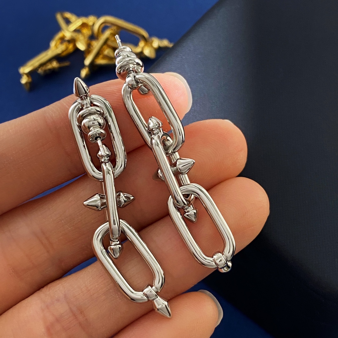 Tiffany & Co. 光面耳钉Tiffany蒂芙尼TFN新款欧美 个性光面铆钉环环相扣手链 黄铜材料电镀18K金 2个色：金色 银色