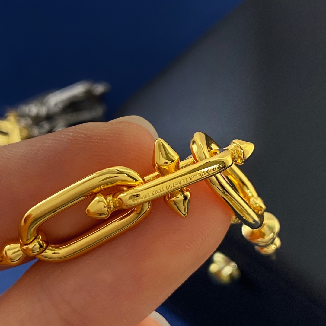 Tiffany & Co. 光面耳钉Tiffany蒂芙尼TFN新款欧美 个性光面铆钉环环相扣手链 黄铜材料电镀18K金 2个色：金色 银色