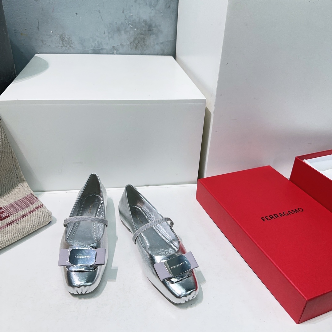 NO:467149,High quality!  Top quality original single channel!  Ferrgamo 25 spring and summer classic square-toe ballet flats grandma shoes single shoes!  It is used by celebrities and bloggers from all walks of life. The reason why it stands out from many ballet shoes is more suitable for daily use. In addition, this year's popular bows are neat and young, comfortable and versatile, and also have excellent durability, combining a perfect balance between fashion and comfort and versatility on the feet!  The upper is made of imported mixed-bred sheepskin, inner foot pad, imported sheepskin, original mold opening and non-slip sole, Size: 35-40 (40 custom made without return and exchange) With original packaging Size: 35-39, single shoes, ferragamo, ferragamo, flats, sheepskin19860909高品质！顶级品质原单渠道！ Ferrgamo菲拉格慕25春夏经典方头芭蕾舞平底鞋奶奶鞋单鞋！ 各路明星博主着用  之所以能在众多芭蕾舞鞋脱颖而出·更加适合日常着用之余·加上今年大热蝴蝶结搭配利落年轻的设计/舒适百搭的同时也具备出色的耐用性,融合了时尚与舒适的完美平衡上脚舒适百搭 ！ 鞋面采用进口混种羊皮 内里垫脚进口绵羊皮 原版开模防滑大底  码数:35-40（40定做不退换） 配原版包装 尺码:35–39,单鞋,ferragamo,ferragamo,flats,sheepskin,Women's Shoes