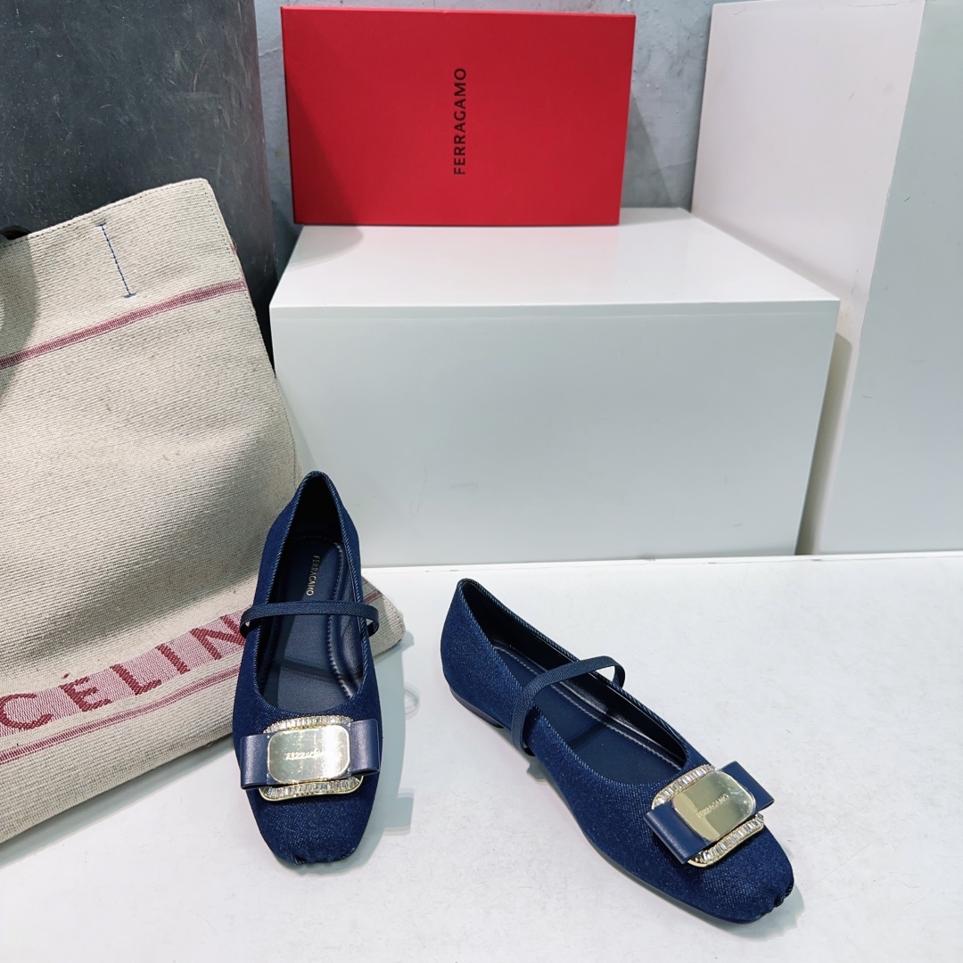 NO:467143,High-quality diamond buckle!  Top quality original single channel!  Ferrgam*Ferra 25 Spring and Summer Classic Square-Boarded Ballet Flat Shoes Grandma Shoes Single Shoes!  It is used by celebrities and bloggers from all walks of life. The reason why it stands out from many ballet shoes is more suitable for daily use. In addition, this year's popular bows are neat and young, comfortable and versatile, and also have excellent durability, combining a perfect balance between fashion and comfort and versatility on the feet!  Upper is made of imported silk/denim, inner foot pad imported sheepskin, original mold opening and non-slip sole, size: 35-40 (40 custom made without return) with original packaging Size: 35-39, single shoes, ferragamo, flats, sheepskin, real silk19860909高品质钻扣！顶级品质原单渠道！ Ferrgam*菲拉25春夏经典方头钻扣芭蕾舞平底鞋奶奶鞋单鞋！ 各路明星博主着用  之所以能在众多芭蕾舞鞋脱颖而出·更加适合日常着用之余·加上今年大热蝴蝶结搭配利落年轻的设计/舒适百搭的同时也具备出色的耐用性,融合了时尚与舒适的完美平衡上脚舒适百搭 ！ 鞋面采用进口真丝/牛仔布 内里垫脚进口绵羊皮 原版开模防滑大底  码数:35-40（40定做不退换） 配原版包装 尺码:35–39,单鞋,ferragamo,flats,sheepskin,real silk,Women's Shoes
