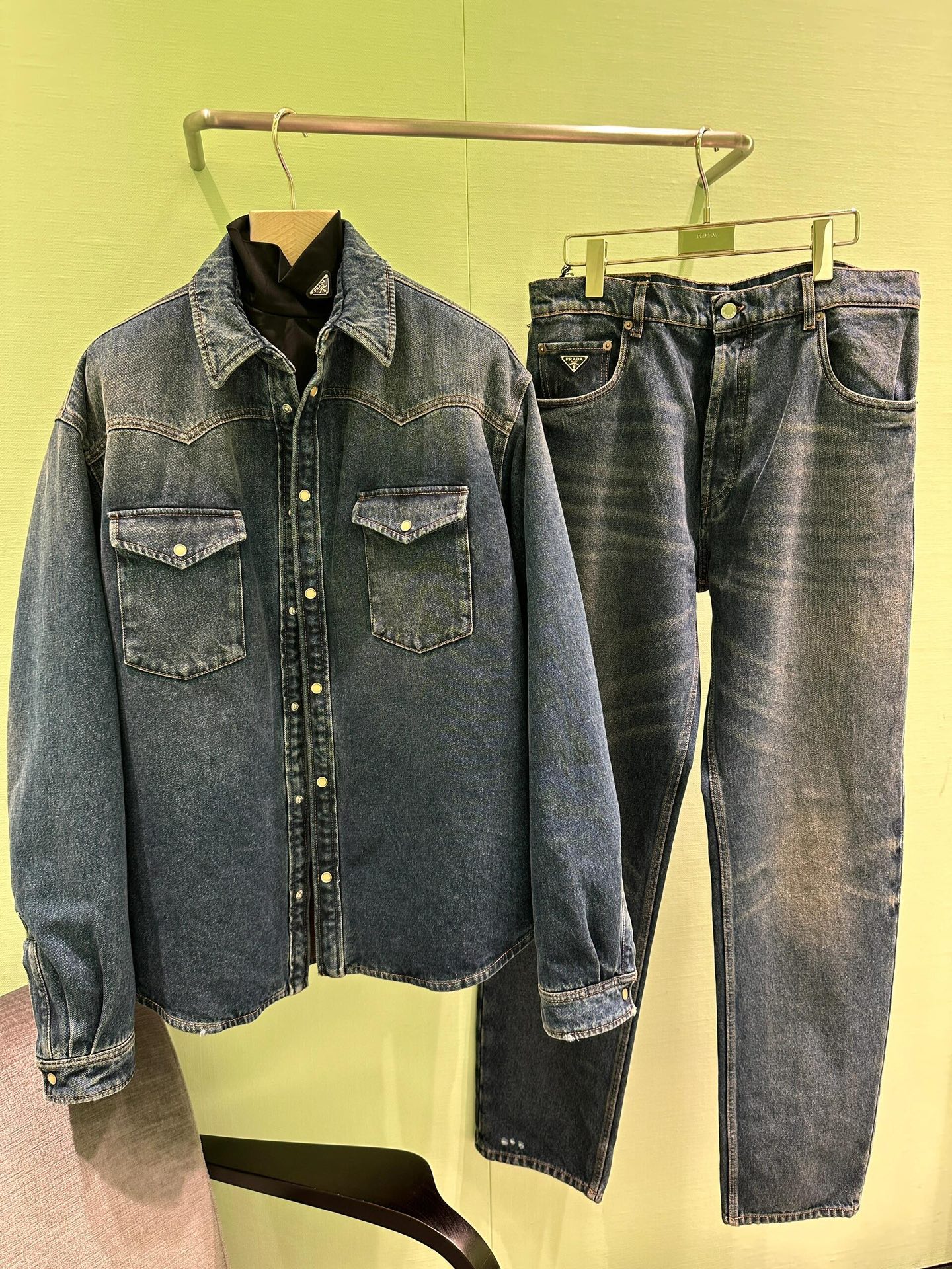 。Prada 三角徽标牛仔裤定制蓝韵高棉尊享牛仔料 质地细腻 舒适贴肤 裤带处以标志性三角形徽标点缀 彰