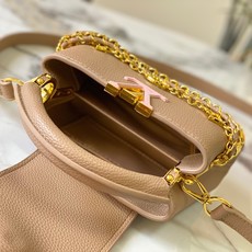 升级版 M12344杏色本款Capucines迷你手袋出自Trilogy系列,选用Taurillon牛 升级版 M12344杏色本款Capucines迷你手袋出自Trilogy系列,选用Taurillon牛