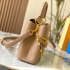 升级版 M12345黑杏色本款CapucinesBB手袋出自Trilogy系列,以Taurillon牛 升级版 M12345黑杏色本款CapucinesBB手袋出自Trilogy系列,以Taurillon牛