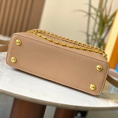 升级版 M12345黑杏色本款CapucinesBB手袋出自Trilogy系列,以Taurillon牛 升级版 M12345黑杏色本款CapucinesBB手袋出自Trilogy系列,以Taurillon牛