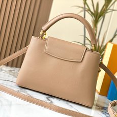 升级版 M12346杏色本款Capucines中号手袋出自Trilogy系列,以Taurillon牛皮 升级版 M12346杏色本款Capucines中号手袋出自Trilogy系列,以Taurillon牛皮