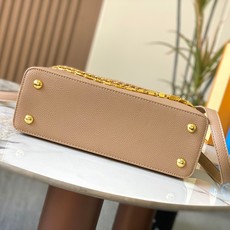升级版 M12346杏色本款Capucines中号手袋出自Trilogy系列,以Taurillon牛皮 升级版 M12346杏色本款Capucines中号手袋出自Trilogy系列,以Taurillon牛皮