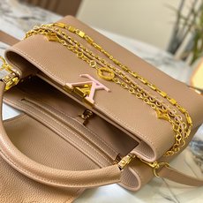 升级版 M12346杏色本款Capucines中号手袋出自Trilogy系列,以Taurillon牛皮 升级版 M12346杏色本款Capucines中号手袋出自Trilogy系列,以Taurillon牛皮