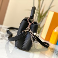 升级版 M11907黑银本款Capucines迷你手袋出自Trilogy系列,选用Taurillon牛皮 升级版 M11907黑银本款Capucines迷你手袋出自Trilogy系列,选用Taurillon牛皮