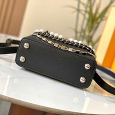 升级版 M11907黑银本款Capucines迷你手袋出自Trilogy系列,选用Taurillon牛皮 升级版 M11907黑银本款Capucines迷你手袋出自Trilogy系列,选用Taurillon牛皮