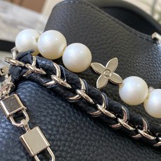 升级版 M11907黑银本款Capucines迷你手袋出自Trilogy系列,选用Taurillon牛皮 升级版 M11907黑银本款Capucines迷你手袋出自Trilogy系列,选用Taurillon牛皮