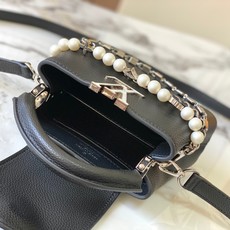 升级版 M11907黑银本款Capucines迷你手袋出自Trilogy系列,选用Taurillon牛皮 升级版 M11907黑银本款Capucines迷你手袋出自Trilogy系列,选用Taurillon牛皮