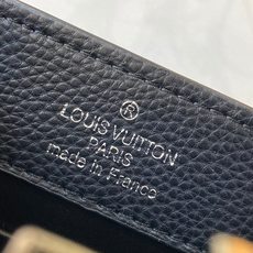 升级版 M11907黑银本款Capucines迷你手袋出自Trilogy系列,选用Taurillon牛皮 升级版 M11907黑银本款Capucines迷你手袋出自Trilogy系列,选用Taurillon牛皮