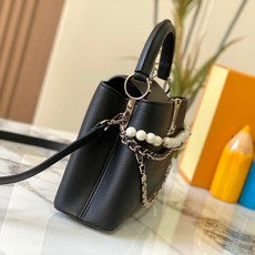 升级版 M11908黑银本款CapucinesBB手袋出自Trilogy系列,以Taurillon牛皮 升级版 M11908黑银本款CapucinesBB手袋出自Trilogy系列,以Taurillon牛皮