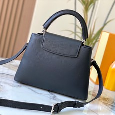 升级版 M11908黑银本款CapucinesBB手袋出自Trilogy系列,以Taurillon牛皮 升级版 M11908黑银本款CapucinesBB手袋出自Trilogy系列,以Taurillon牛皮