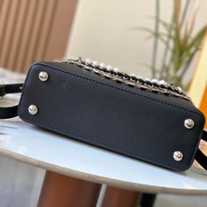 升级版 M11908黑银本款CapucinesBB手袋出自Trilogy系列,以Taurillon牛皮 升级版 M11908黑银本款CapucinesBB手袋出自Trilogy系列,以Taurillon牛皮