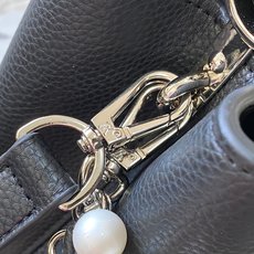 升级版 M11908黑银本款CapucinesBB手袋出自Trilogy系列,以Taurillon牛皮 升级版 M11908黑银本款CapucinesBB手袋出自Trilogy系列,以Taurillon牛皮