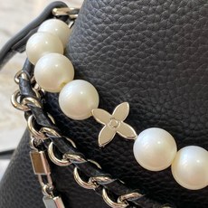 升级版 M11908黑银本款CapucinesBB手袋出自Trilogy系列,以Taurillon牛皮 升级版 M11908黑银本款CapucinesBB手袋出自Trilogy系列,以Taurillon牛皮