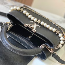 升级版 M11908黑银本款CapucinesBB手袋出自Trilogy系列,以Taurillon牛皮 升级版 M11908黑银本款CapucinesBB手袋出自Trilogy系列,以Taurillon牛皮