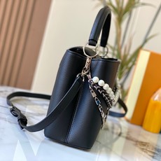 升级版 M11909黑银本款Capucines中号手袋出自Trilogy系列,以Taurillon牛皮 升级版 M11909黑银本款Capucines中号手袋出自Trilogy系列,以Taurillon牛皮
