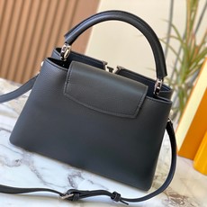升级版 M11909黑银本款Capucines中号手袋出自Trilogy系列,以Taurillon牛皮 升级版 M11909黑银本款Capucines中号手袋出自Trilogy系列,以Taurillon牛皮
