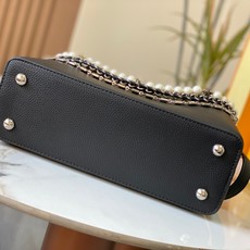升级版 M11909黑银本款Capucines中号手袋出自Trilogy系列,以Taurillon牛皮 升级版 M11909黑银本款Capucines中号手袋出自Trilogy系列,以Taurillon牛皮