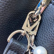 升级版 M11909黑银本款Capucines中号手袋出自Trilogy系列,以Taurillon牛皮 升级版 M11909黑银本款Capucines中号手袋出自Trilogy系列,以Taurillon牛皮