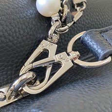 升级版 M11909黑银本款Capucines中号手袋出自Trilogy系列,以Taurillon牛皮 升级版 M11909黑银本款Capucines中号手袋出自Trilogy系列,以Taurillon牛皮