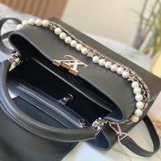 升级版 M11909黑银本款Capucines中号手袋出自Trilogy系列,以Taurillon牛皮 升级版 M11909黑银本款Capucines中号手袋出自Trilogy系列,以Taurillon牛皮