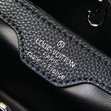 升级版 M11909黑银本款Capucines中号手袋出自Trilogy系列,以Taurillon牛皮 升级版 M11909黑银本款Capucines中号手袋出自Trilogy系列,以Taurillon牛皮
