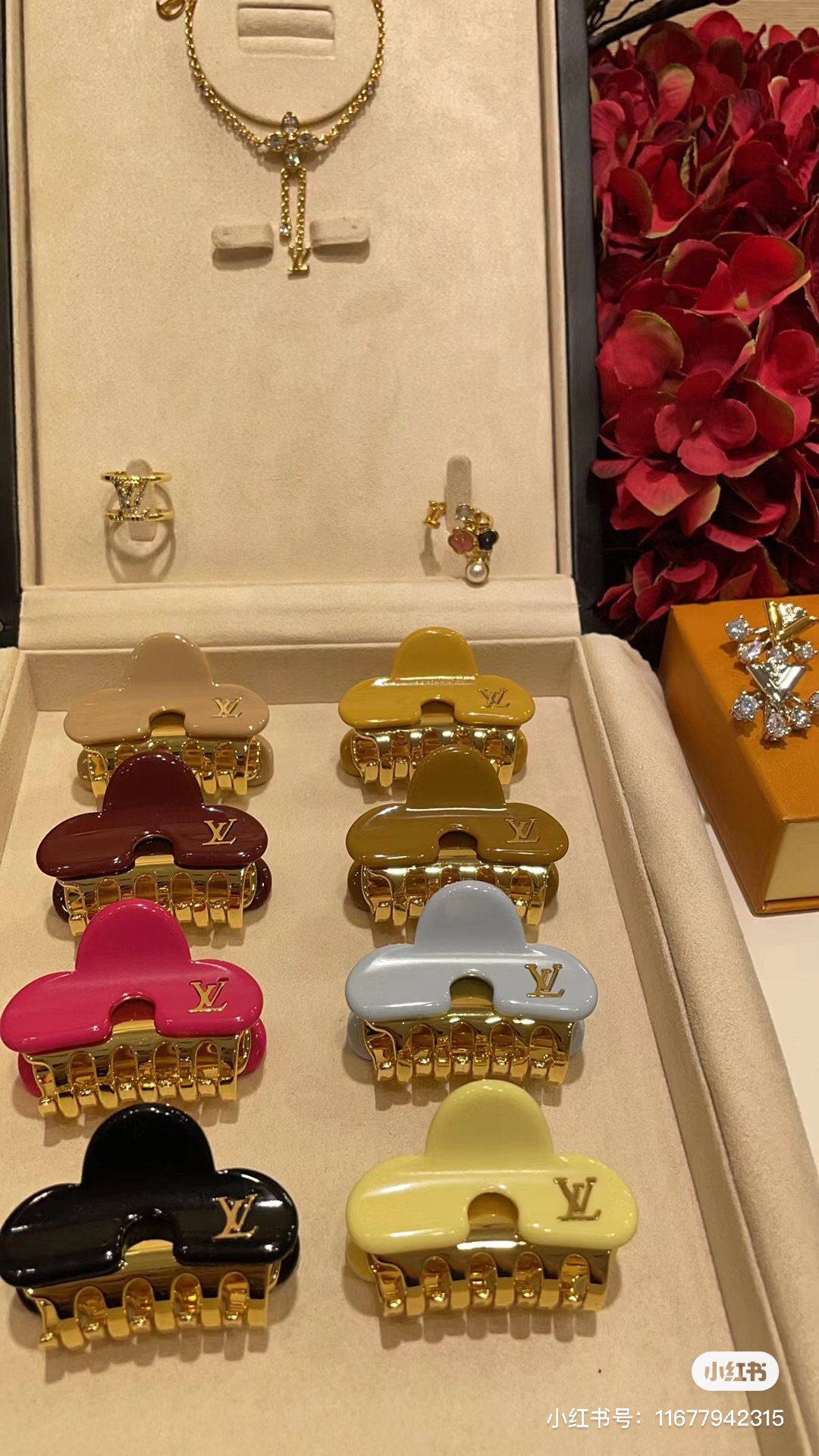 “Handmade Lv Vintage Hair Clip Unboxing Review: Exclusive Quality and Design” - 图片 1