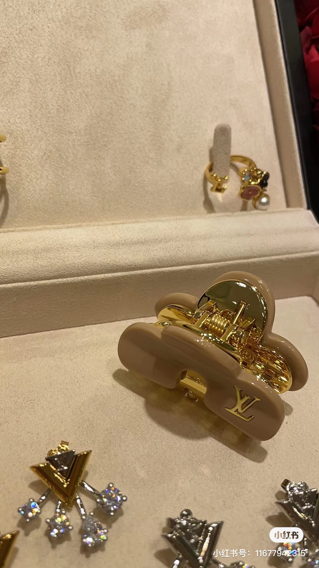 “Handmade Lv Vintage Hair Clip Unboxing Review: Exclusive Quality and Design” - 图片 2